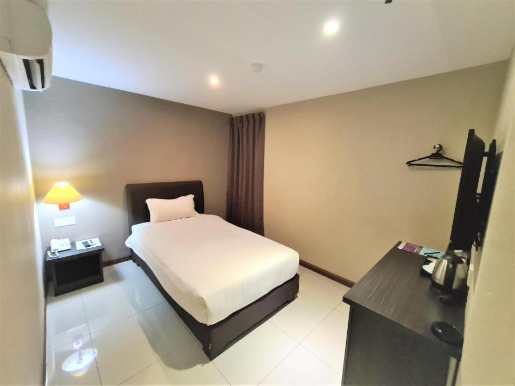 Merdeka Hotel Kluang Buitenkant foto