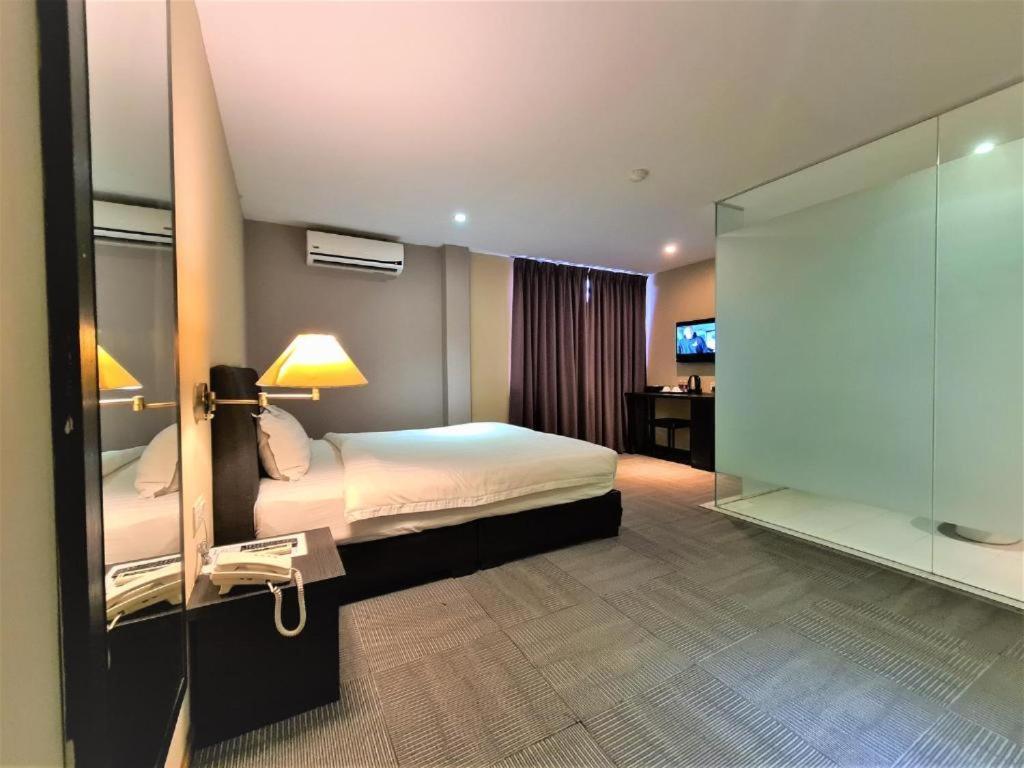 Merdeka Hotel Kluang Buitenkant foto
