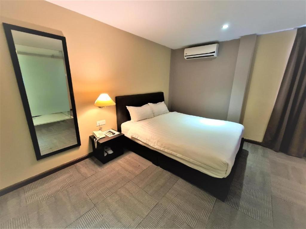 Merdeka Hotel Kluang Buitenkant foto