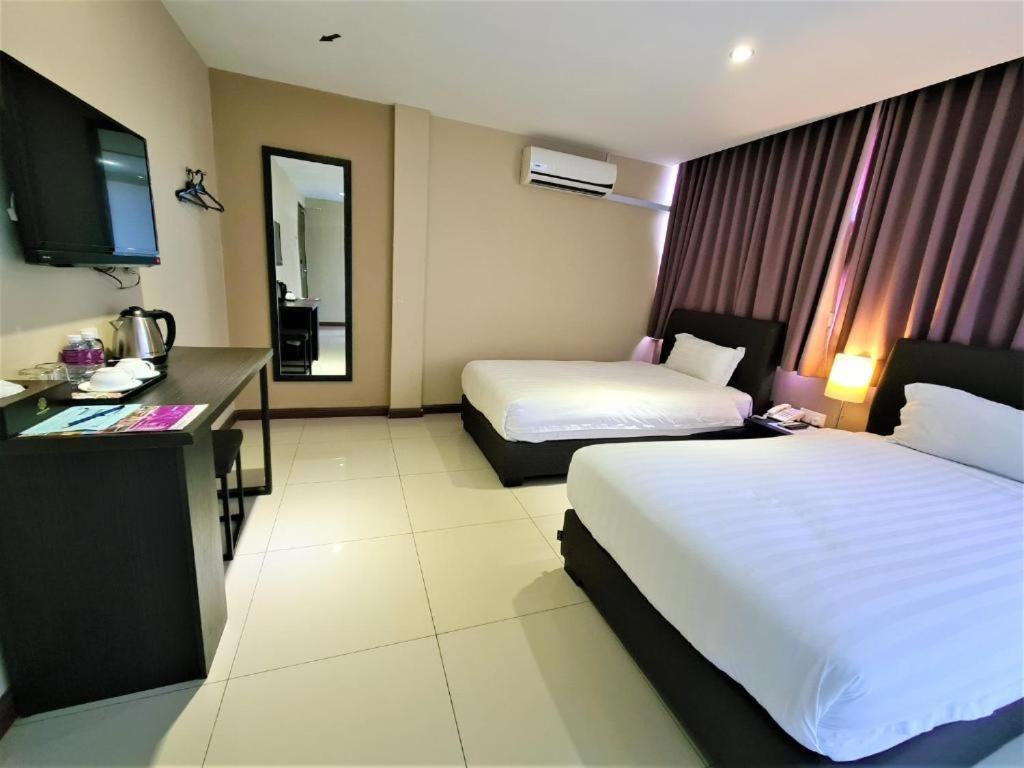 Merdeka Hotel Kluang Buitenkant foto