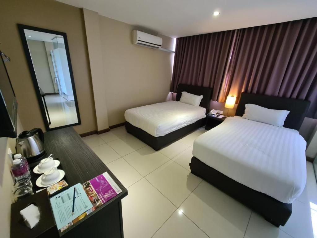 Merdeka Hotel Kluang Buitenkant foto