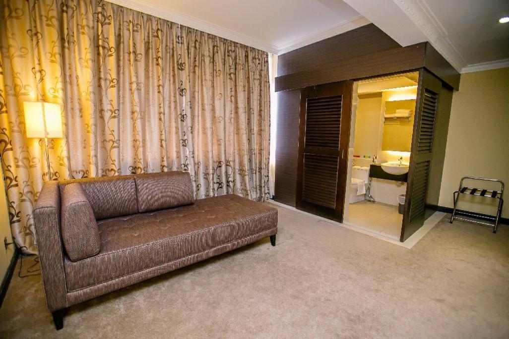 Merdeka Hotel Kluang Buitenkant foto
