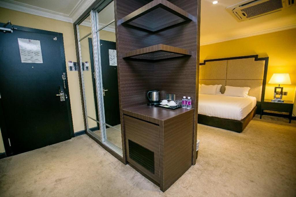 Merdeka Hotel Kluang Buitenkant foto