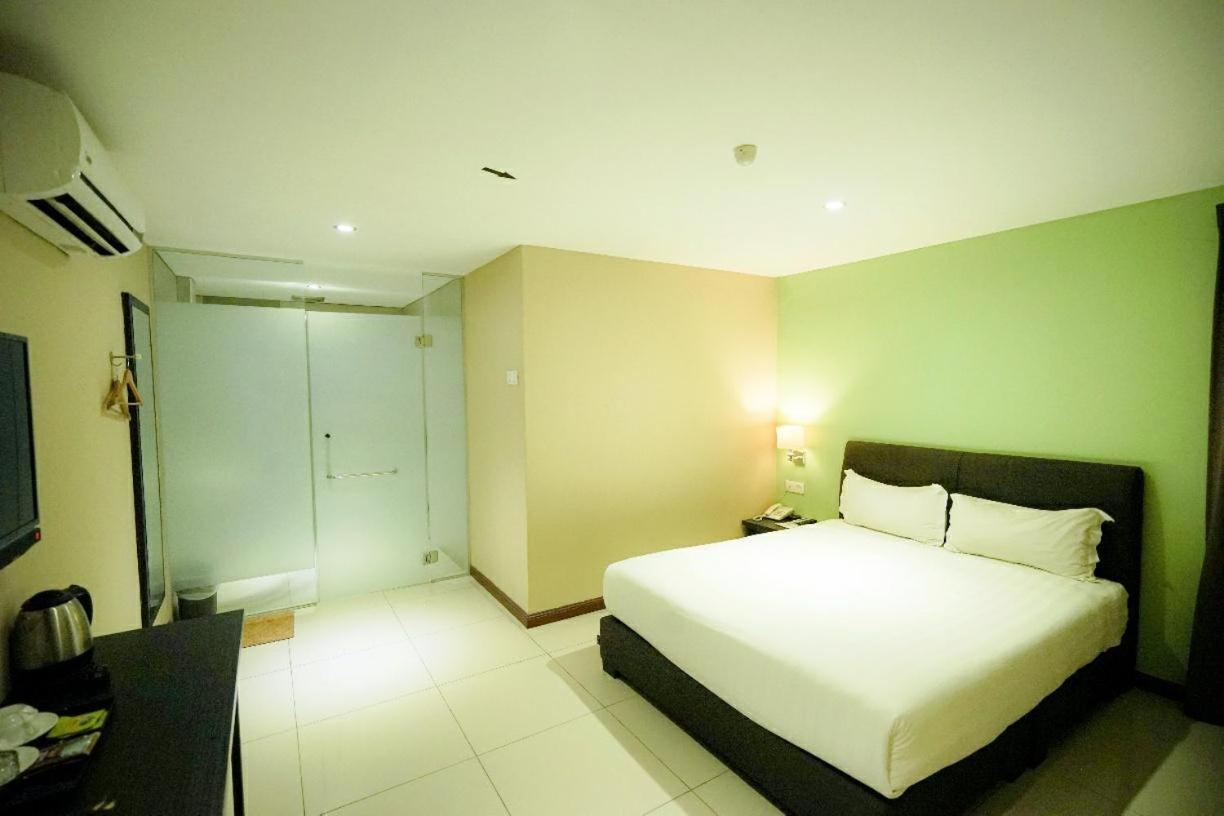 Merdeka Hotel Kluang Buitenkant foto