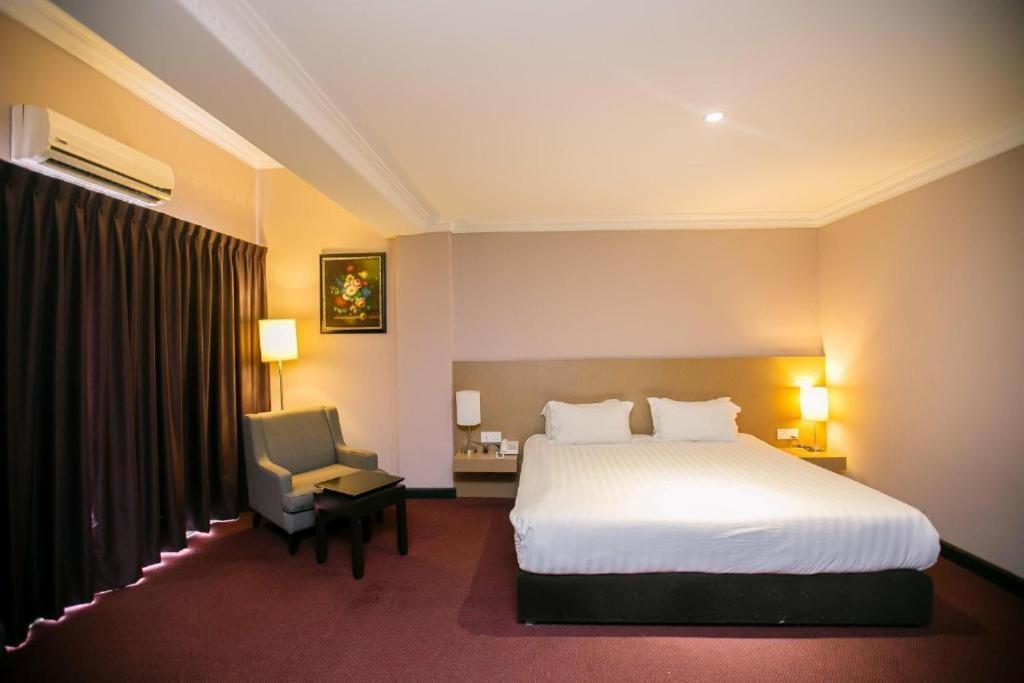 Merdeka Hotel Kluang Buitenkant foto