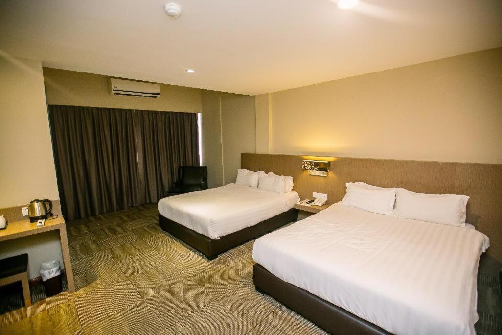 Merdeka Hotel Kluang Buitenkant foto