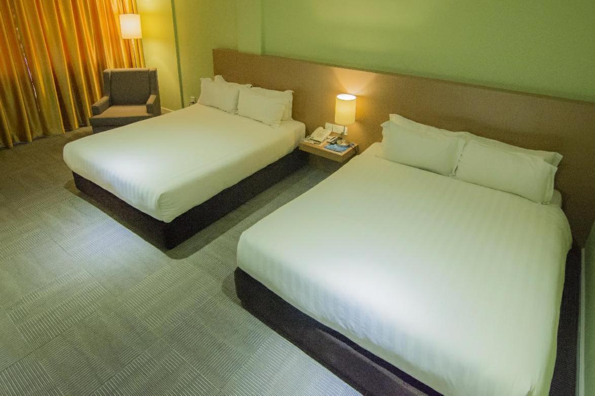 Merdeka Hotel Kluang Buitenkant foto