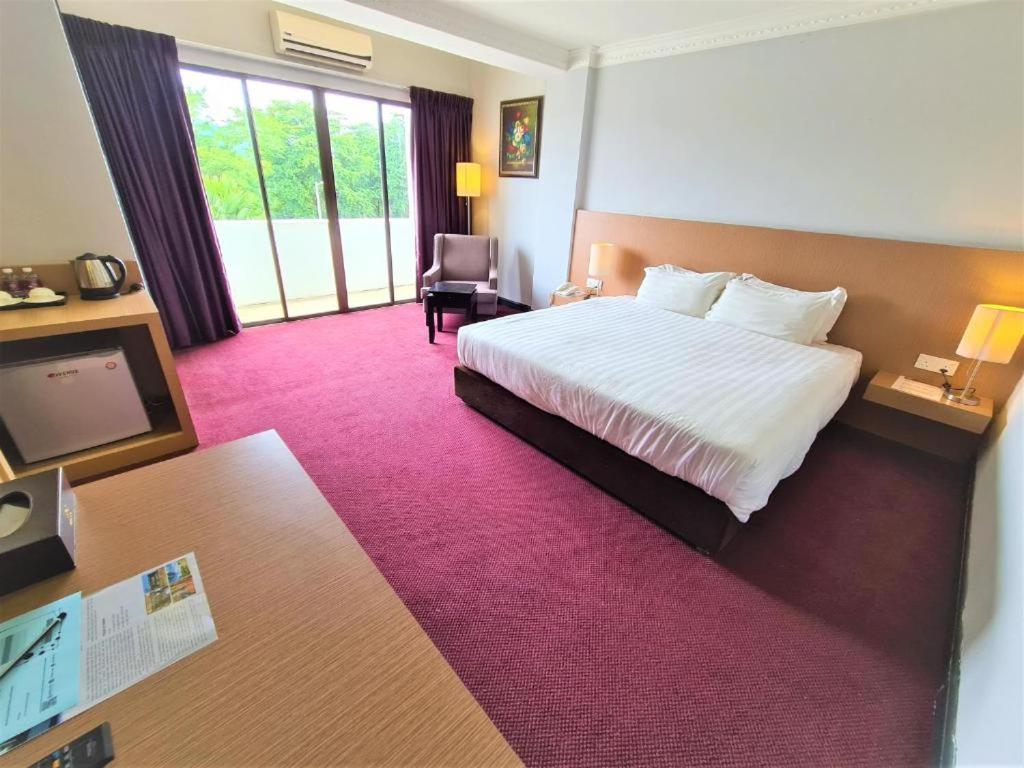 Merdeka Hotel Kluang Buitenkant foto